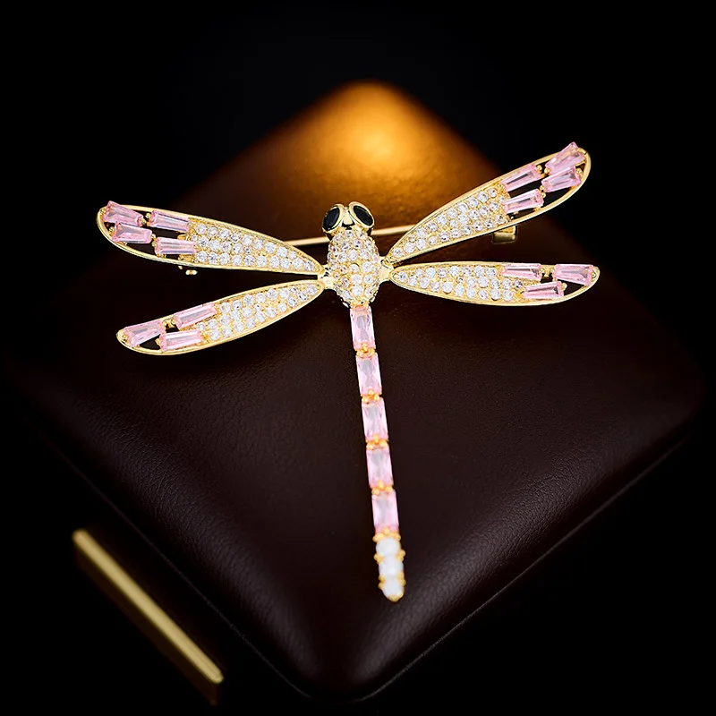 European and American New Pink Dragonfly Brooch for Women T-Shaped Zircon Crystal Brooch Personality Versatile Insect Scarf Buck
European and American New Pink Dragonfly Brooch for Women T-Shaped Zircon Crystal Brooch Personality Versatile Insect Scarf Buck