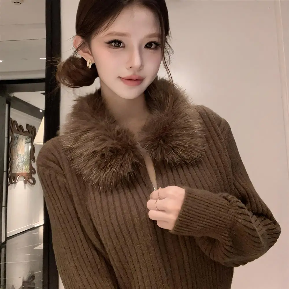 Retro American Style Women's Knitted Sweater Coat with Double Zipper And Fur Collar Vertical Stripes Spring Autumn Lazy Style
Retro American Style Women's Knitted Sweater Coat with Double Zipper And Fur Collar Vertical Stripes Spring Autumn Lazy Style