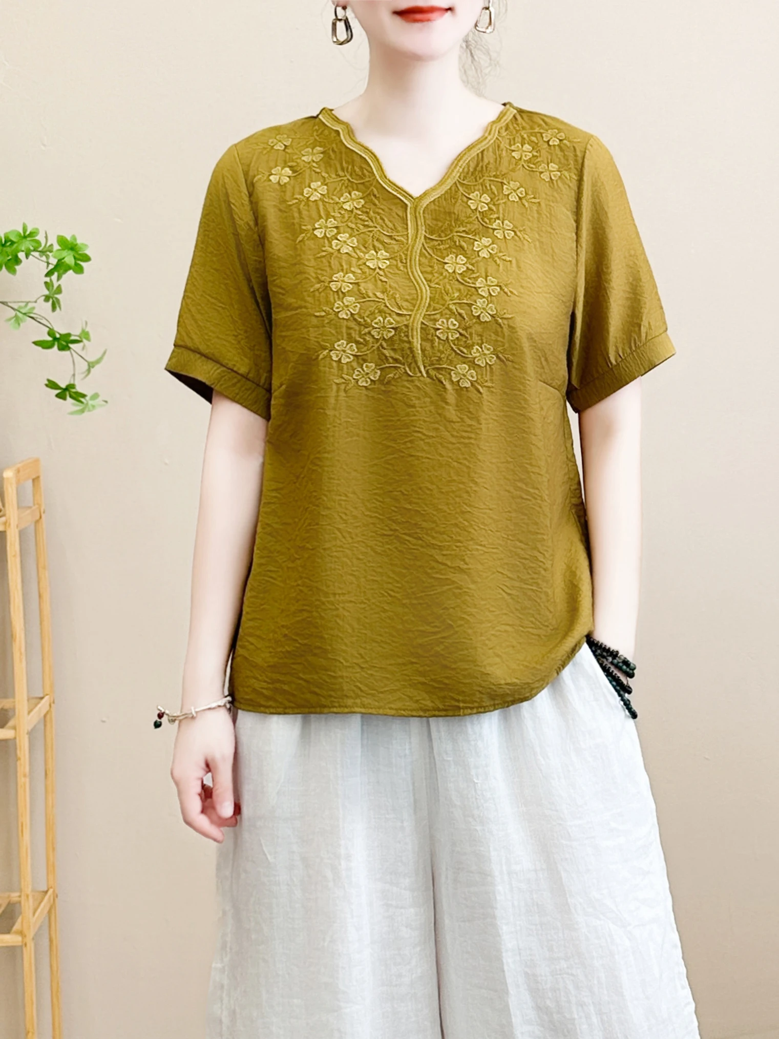 Loose Short Sleeve Embroidered V-Neck T-Shirt for Middle-Aged And Elderly Women Breathable Lightweight Polyester Fiber
Loose Short Sleeve Embroidered V-Neck T-Shirt for Middle-Aged And Elderly Women Breathable Lightweight Polyester Fiber