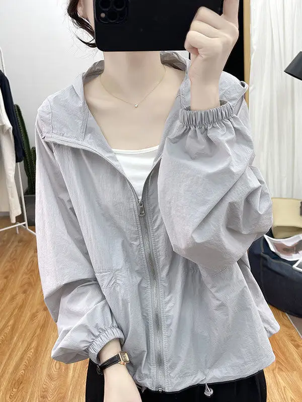 Летняя тонкая свободная женская куртка с защитой от ультрафиолета, в корейском стиле, хлопковая, с длинными рукавами, на молнии, повседневная универсальная верхняя одежда
Летняя тонкая свободная женская куртка с защитой от ультрафиолета, в корейском стиле, хлопковая, с длинными рукавами, на молнии, повседневная универсальная верхняя одежда