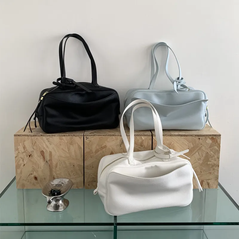 Women's Bowling Bag Two Handles Pillow Bag Detachable Leather Luggage Tag Handbags Designer Shoulder Bag Front Wide Pocket Tote
Women's Bowling Bag Two Handles Pillow Bag Detachable Leather Luggage Tag Handbags Designer Shoulder Bag Front Wide Pocket Tote