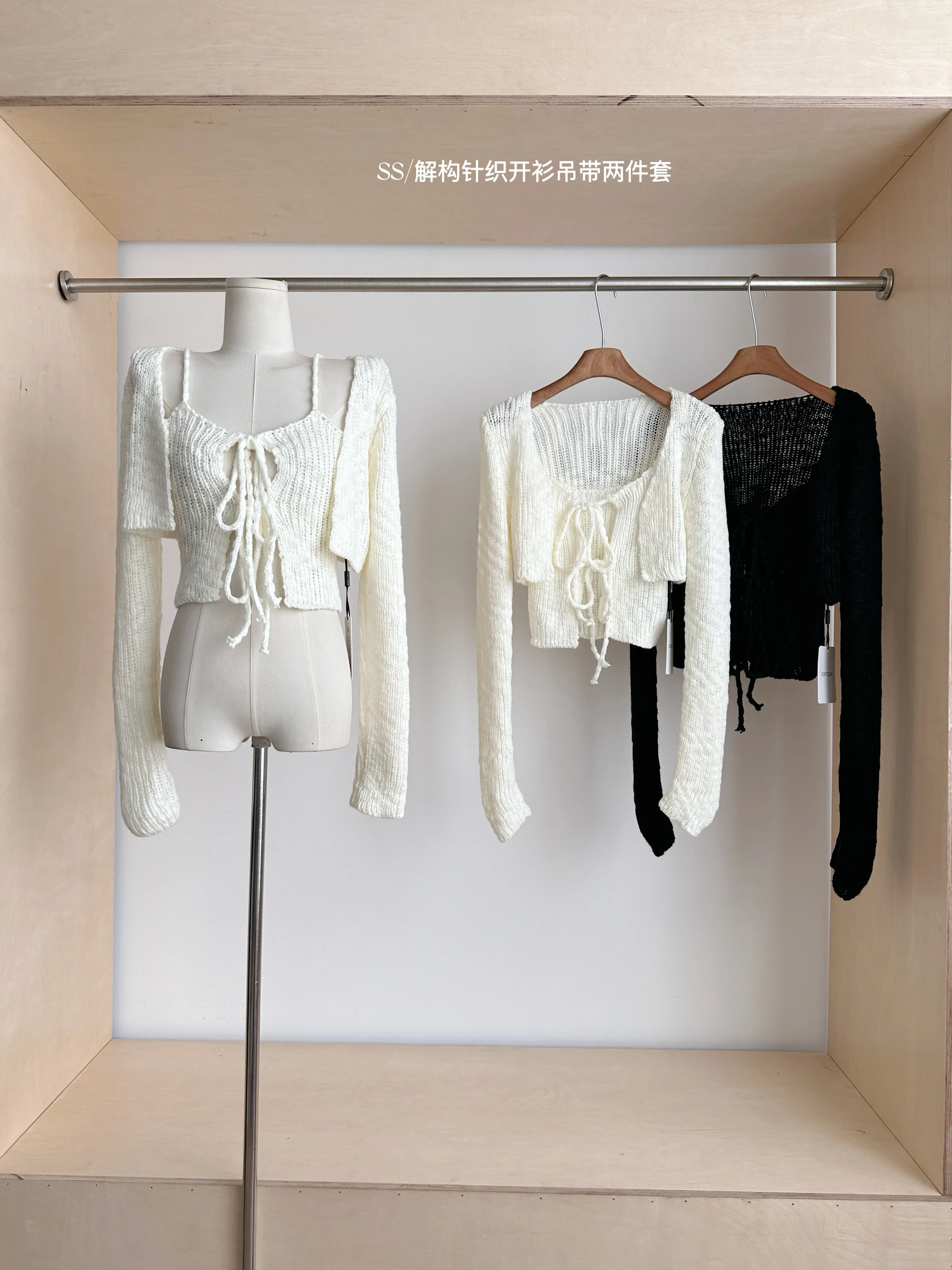 Spring New Sweet and Cute Girls Versatile Lace Edge Straps Tops + Long-sleeved Cardigan Short Knitted Jacket Two Piece Set
Spring New Sweet and Cute Girls Versatile Lace Edge Straps Tops + Long-sleeved Cardigan Short Knitted Jacket Two Piece Set