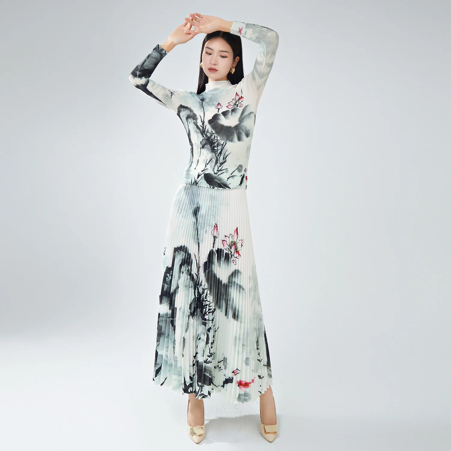 Элегантный женский комплект из 2 предметов, повседневный стиль, тканевый плиссированный топ с принтом и полная юбка для женщин на осень 2023 г.
Элегантный женский комплект из 2 предметов, повседневный стиль, тканевый плиссированный топ с принтом и полная юбка для женщин на осень 2023 г.