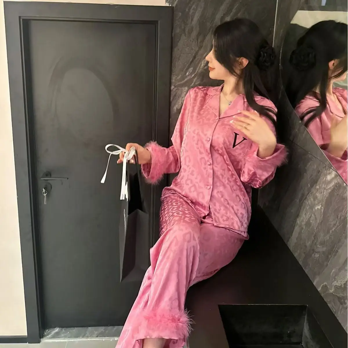 Pijama Mujer Luxury Pajamas for Women Spring and Autumn Ice Silk Long-sleeved Large-size Cardigan Set Loungewear Feather design
Pijama Mujer Luxury Pajamas for Women Spring and Autumn Ice Silk Long-sleeved Large-size Cardigan Set Loungewear Feather design