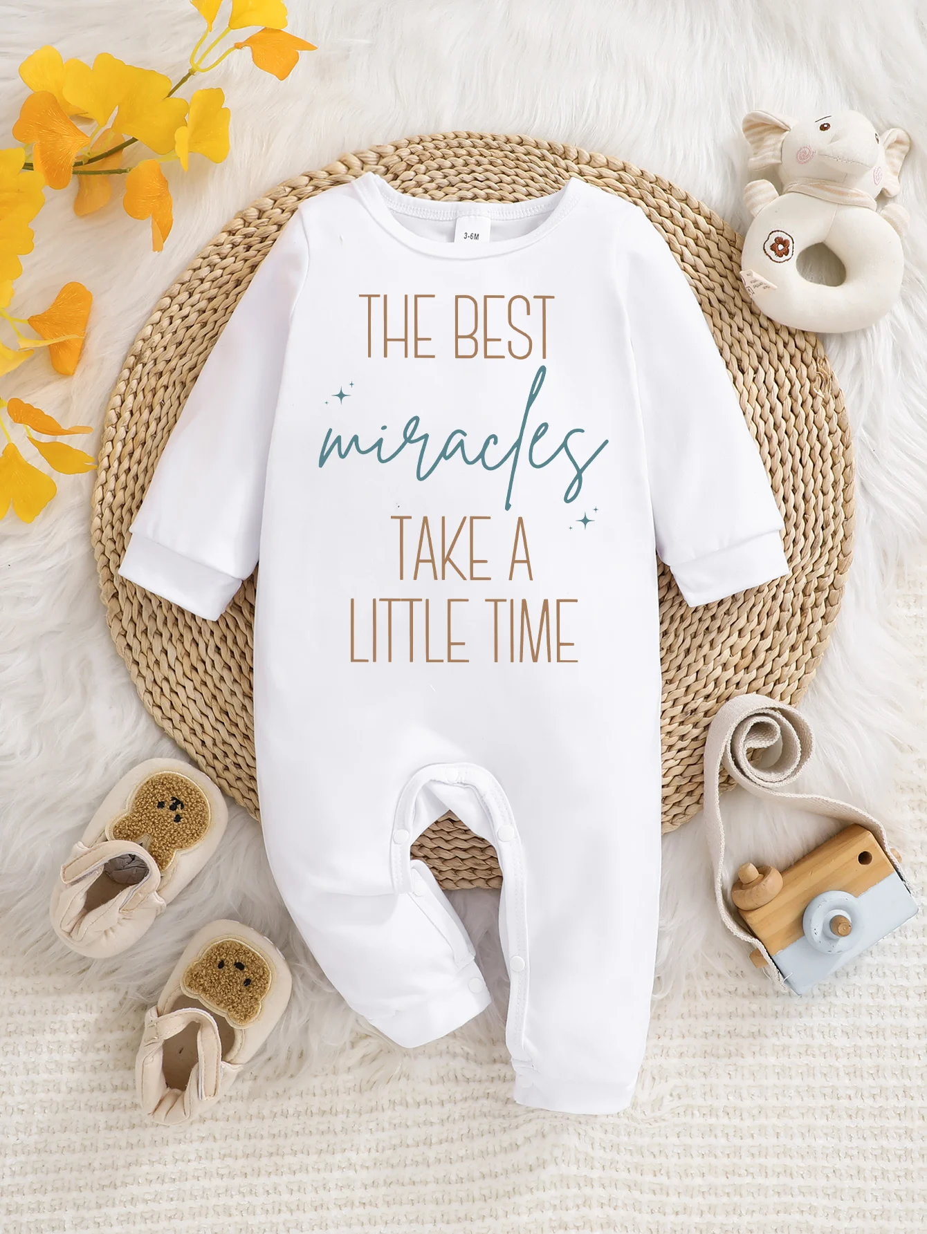 Baby long-sleeved crawling romper, fun letter print, button design, easy to care for, suitable for new parents.
Baby long-sleeved crawling romper, fun letter print, button design, easy to care for, suitable for new parents.