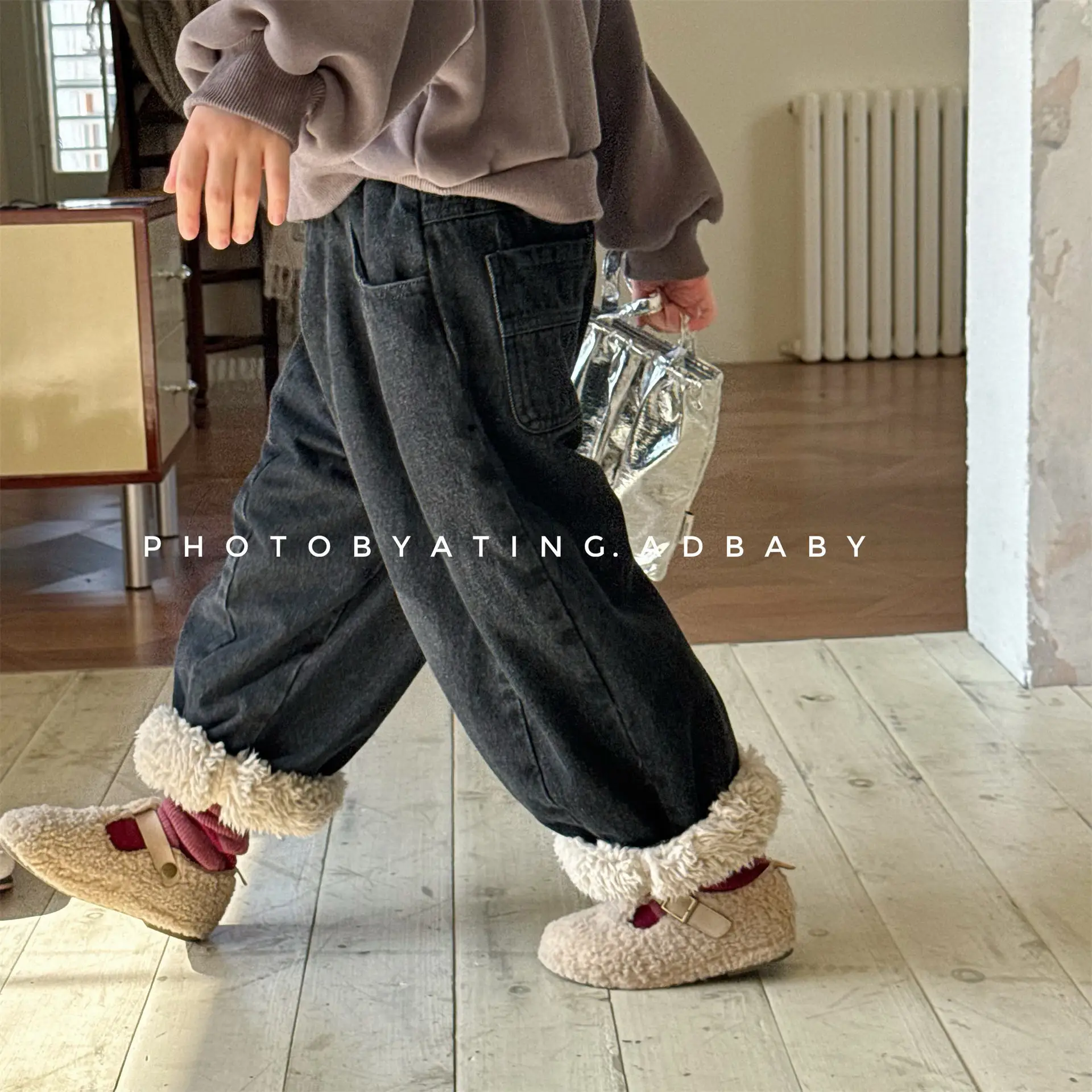 2025 Winter New Children Fleece Jeans Baby Plus Velvet Thick Harem Pants Boys Girls Loose Denim Trousers Solid Kids Casual Pants
2025 Winter New Children Fleece Jeans Baby Plus Velvet Thick Harem Pants Boys Girls Loose Denim Trousers Solid Kids Casual Pants