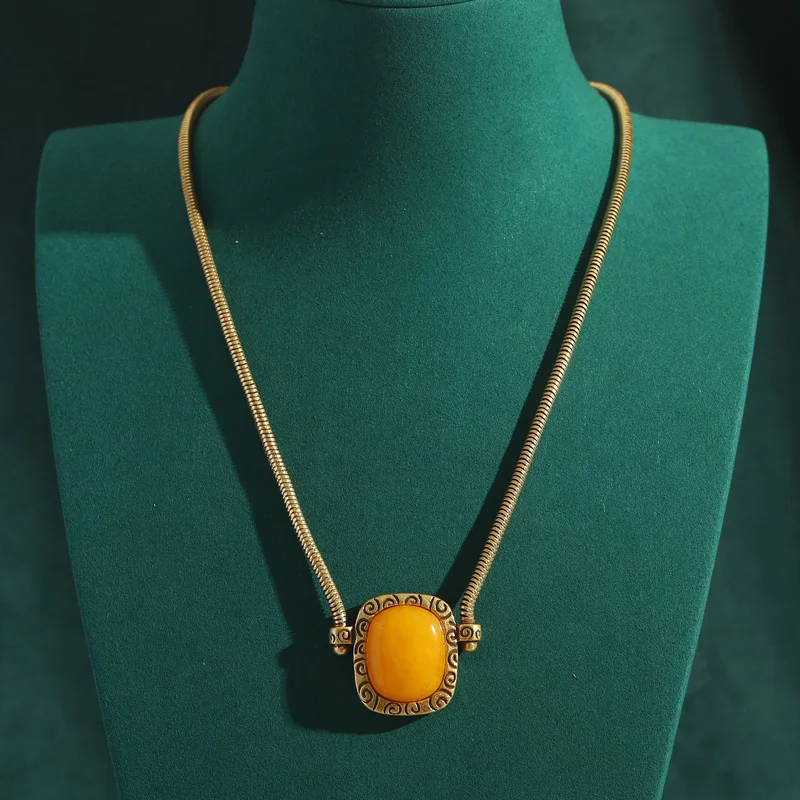 Vintage Gold Color Snake Chain Patterned Beeswax Yellow Square Pendant Necklace Antique Jewelry Luxury Accessories for Women New
Vintage Gold Color Snake Chain Patterned Beeswax Yellow Square Pendant Necklace Antique Jewelry Luxury Accessories for Women New