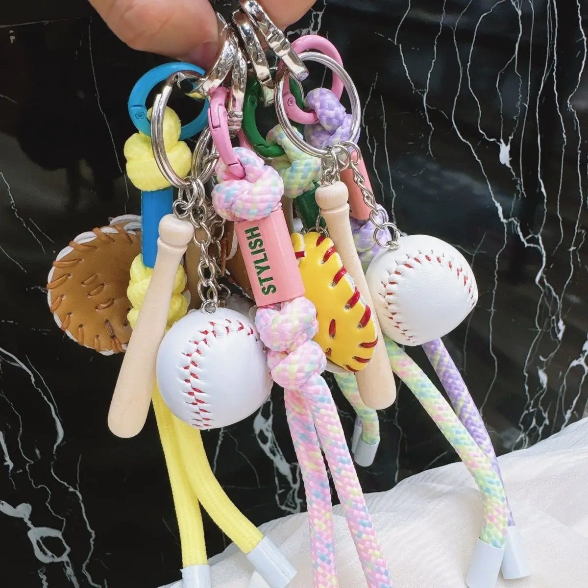 New Dopamine Color Baseball Keychain Cartoon Creativity Motion Gloves Racket Key Chain Phone Chain Car Key Ring Accessories
New Dopamine Color Baseball Keychain Cartoon Creativity Motion Gloves Racket Key Chain Phone Chain Car Key Ring Accessories