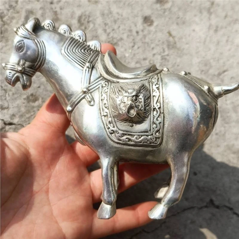 Antique bronze ornaments: " Xue Bama" (Han Dynasty Horse) figure, dignified in form, high-quality white copper w
Antique bronze ornaments: " Xue Bama" (Han Dynasty Horse) figure, dignified in form, high-quality white copper w