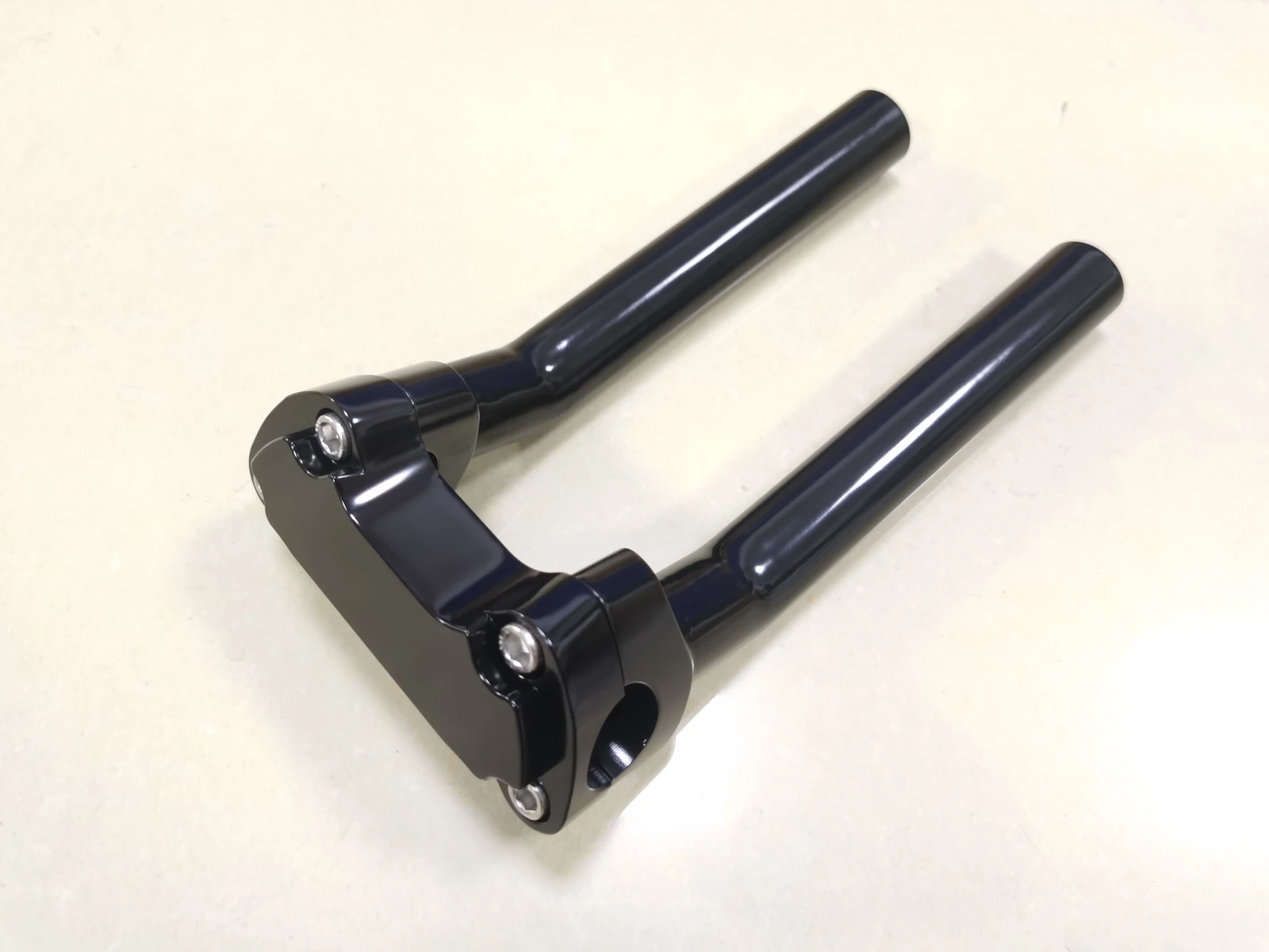 Мотоциклетные 8,5-дюймовые черные стойки руля 1 дюйм, болты верхнего зажима для Harley Dyna Wide Glide FXDWG Softail Sportster XL883C XL1200C
Мотоциклетные 8,5-дюймовые черные стойки руля 1 дюйм, болты верхнего зажима для Harley Dyna Wide Glide FXDWG Softail Sportster XL883C XL1200C