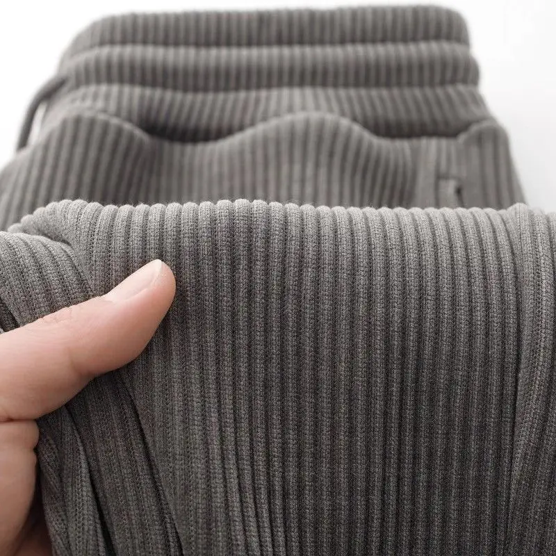 Удобные вельветовые широкие спортивные брюки-джоггеры унисекс прямого кроя для осени и зимы
Удобные вельветовые широкие спортивные брюки-джоггеры унисекс прямого кроя для осени и зимы