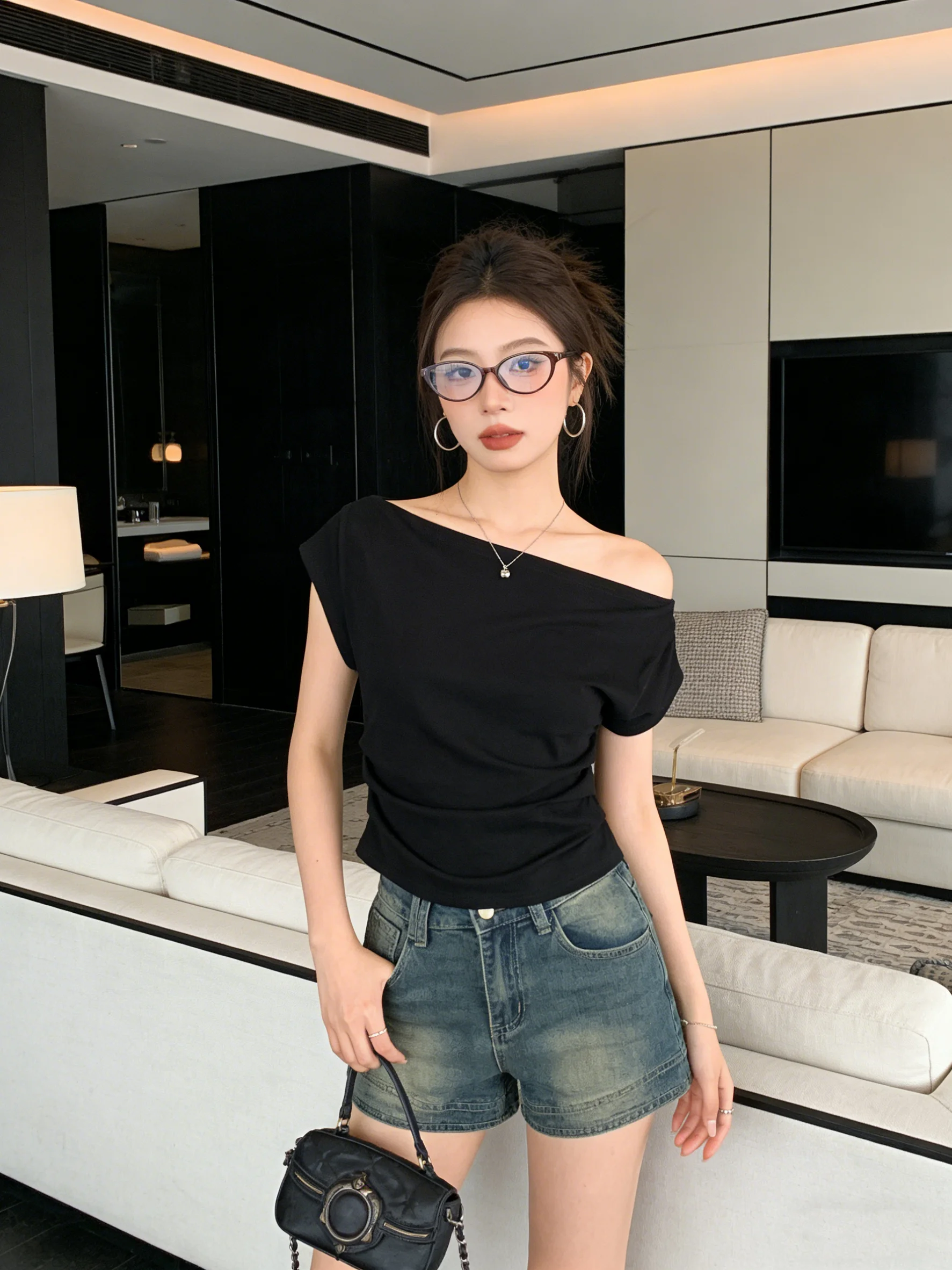 Korean Style Commute Simple Black Short Sleeve Shoulder Bared Casual T-shirt Women's Summer Slimming Pleated Top
Korean Style Commute Simple Black Short Sleeve Shoulder Bared Casual T-shirt Women's Summer Slimming Pleated Top