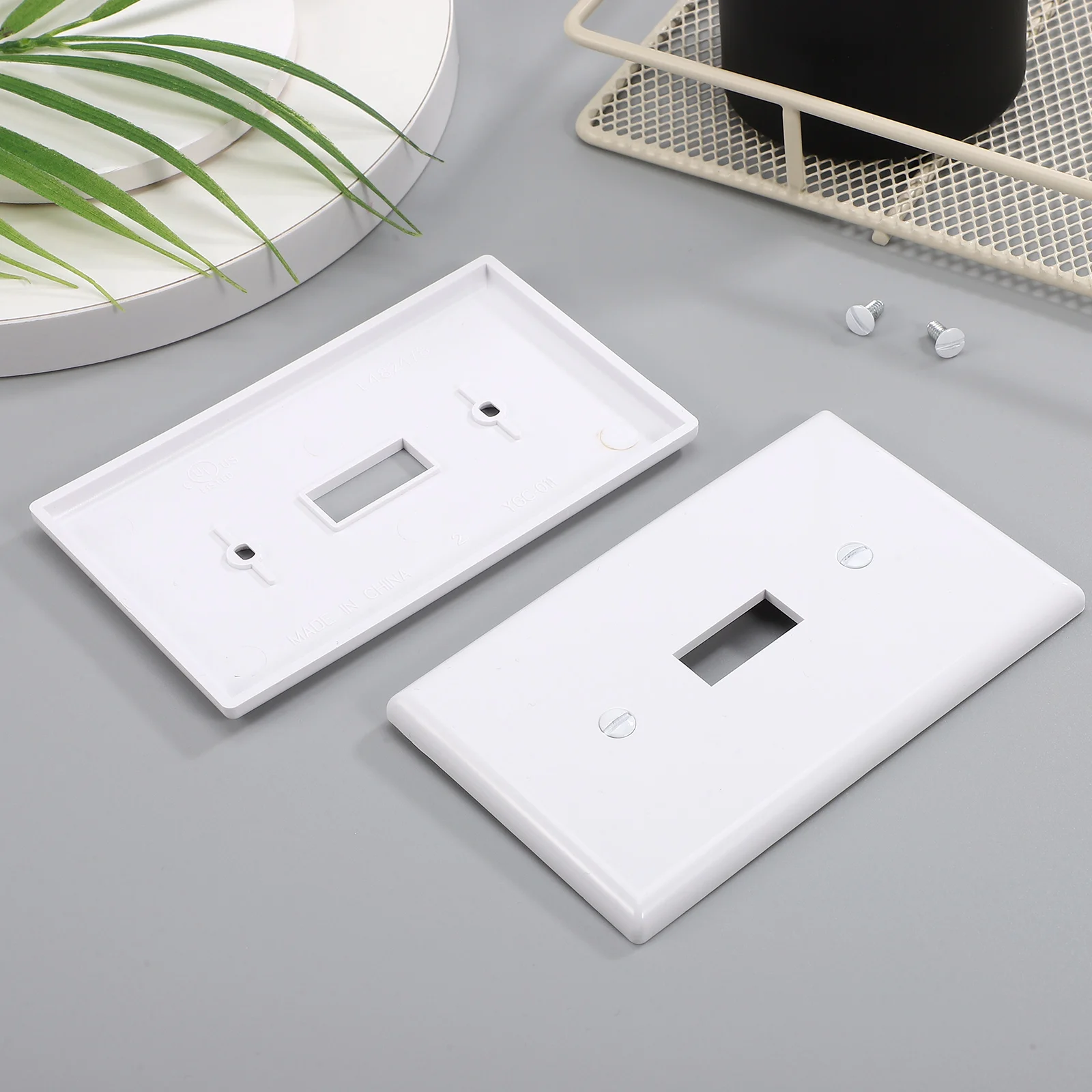 4Pcs Wall Switch Plate Cover Strong Polycarbonate Material Sleek Finish Quick Replacement for Light Switches Residential
4Pcs Wall Switch Plate Cover Strong Polycarbonate Material Sleek Finish Quick Replacement for Light Switches Residential