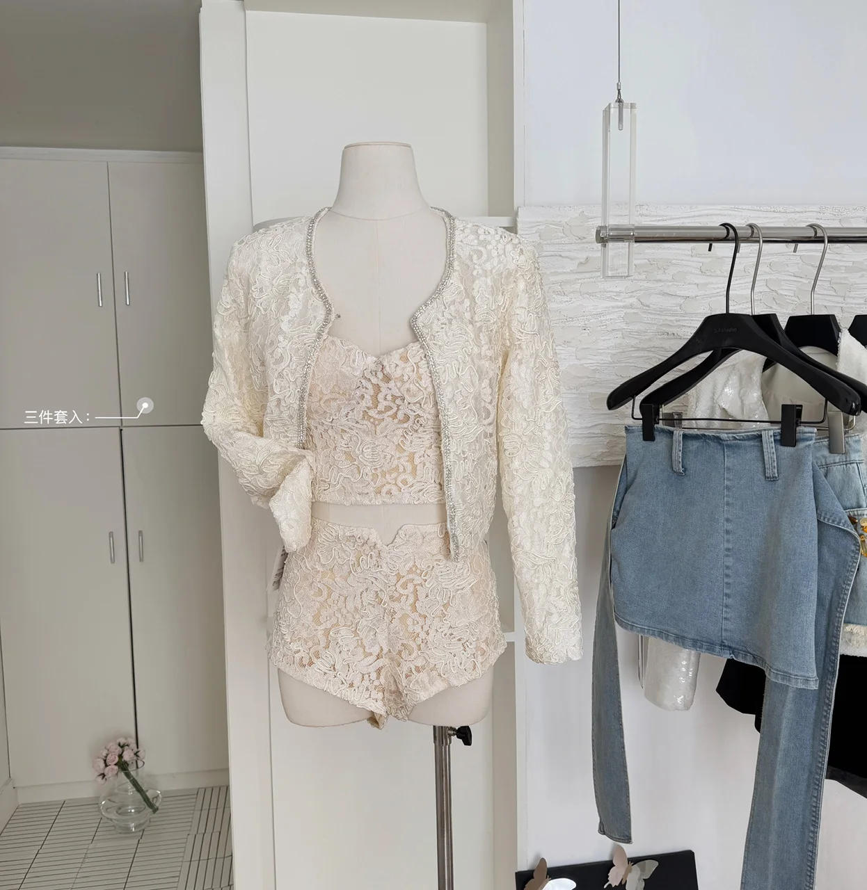 Lace Pattern Sexy Tube Top Shorts Long Sleeve Jacket Set Y2k Sexy 3 Piece Set Women Vestido Women Clothing 3 Pieces Set
Lace Pattern Sexy Tube Top Shorts Long Sleeve Jacket Set Y2k Sexy 3 Piece Set Women Vestido Women Clothing 3 Pieces Set