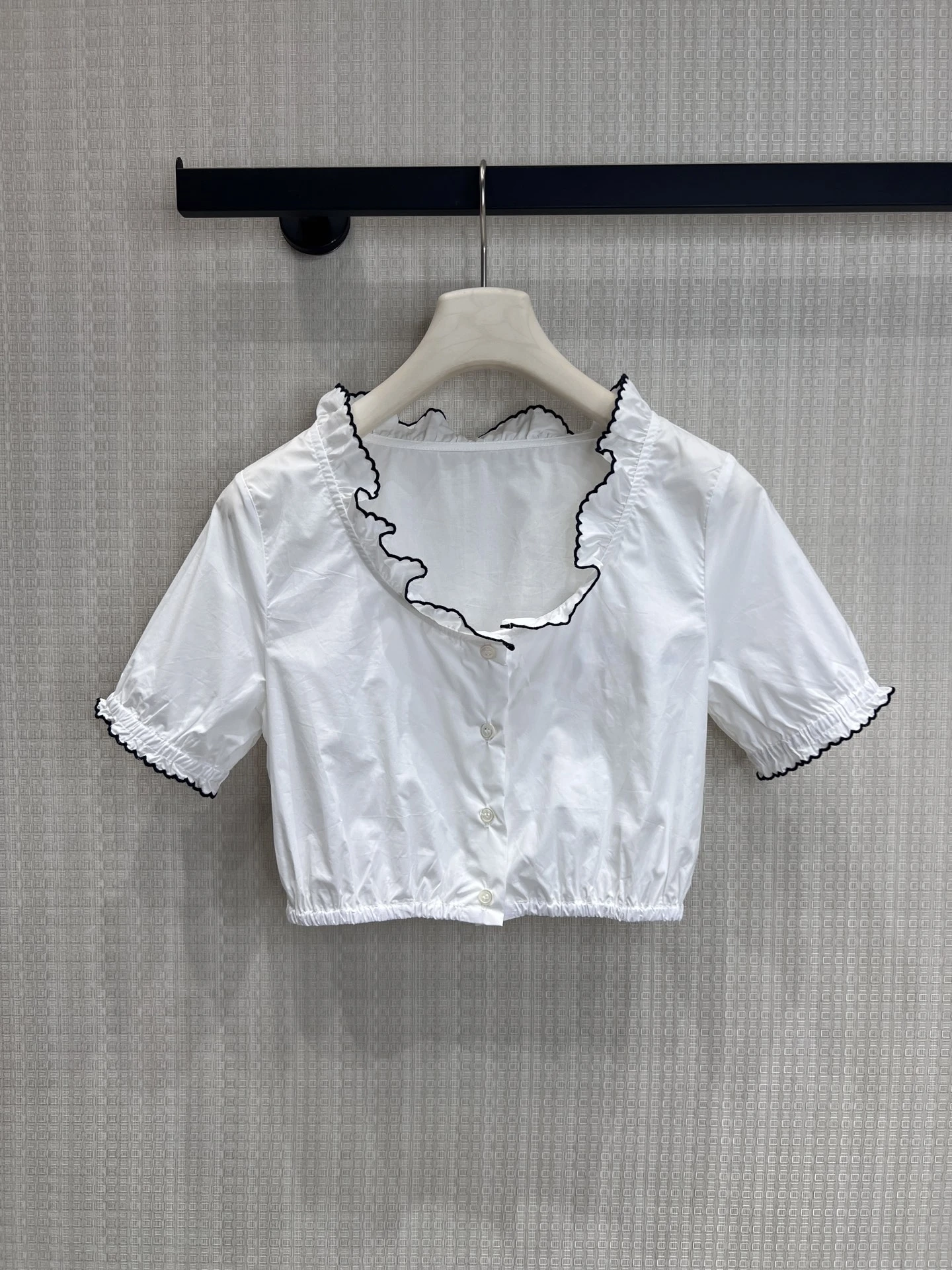 Sweet And Cool Short Bubble Sleeve White Shirt Women's Fashion Wooden Ear Commute Style Pure Cotton V-neck Summer Top
Sweet And Cool Short Bubble Sleeve White Shirt Women's Fashion Wooden Ear Commute Style Pure Cotton V-neck Summer Top