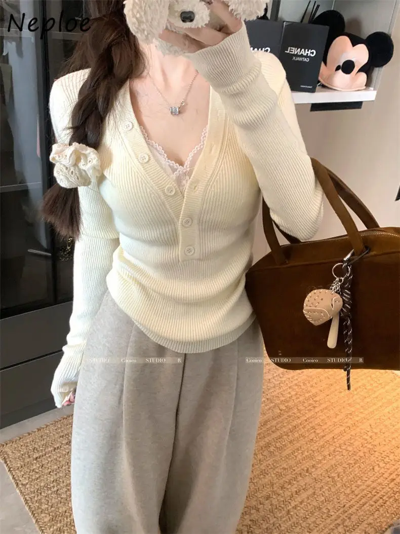 Neploe Korea Minority Pure Desire пуловеры с v-образным вырезом вязаная майка универсальные свитера кружевные тонкие короткие французские свежие нежные топы
Neploe Korea Minority Pure Desire пуловеры с v-образным вырезом вязаная майка универсальные свитера кружевные тонкие короткие французские свежие нежные топы