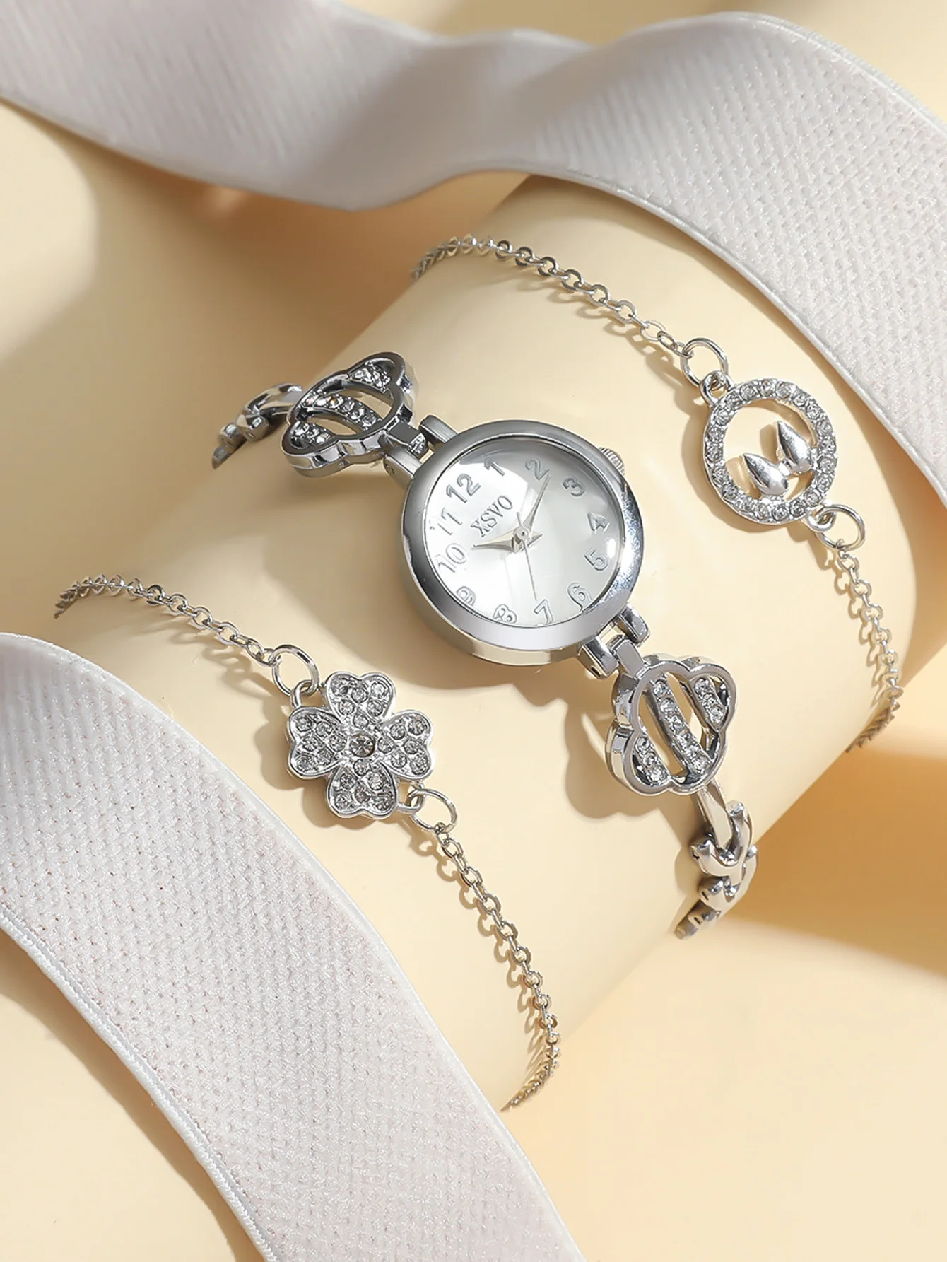 Compact and versatile round Arabic numeral scale with diamond studded steel strip quartz watch+clover set
Compact and versatile round Arabic numeral scale with diamond studded steel strip quartz watch+clover set