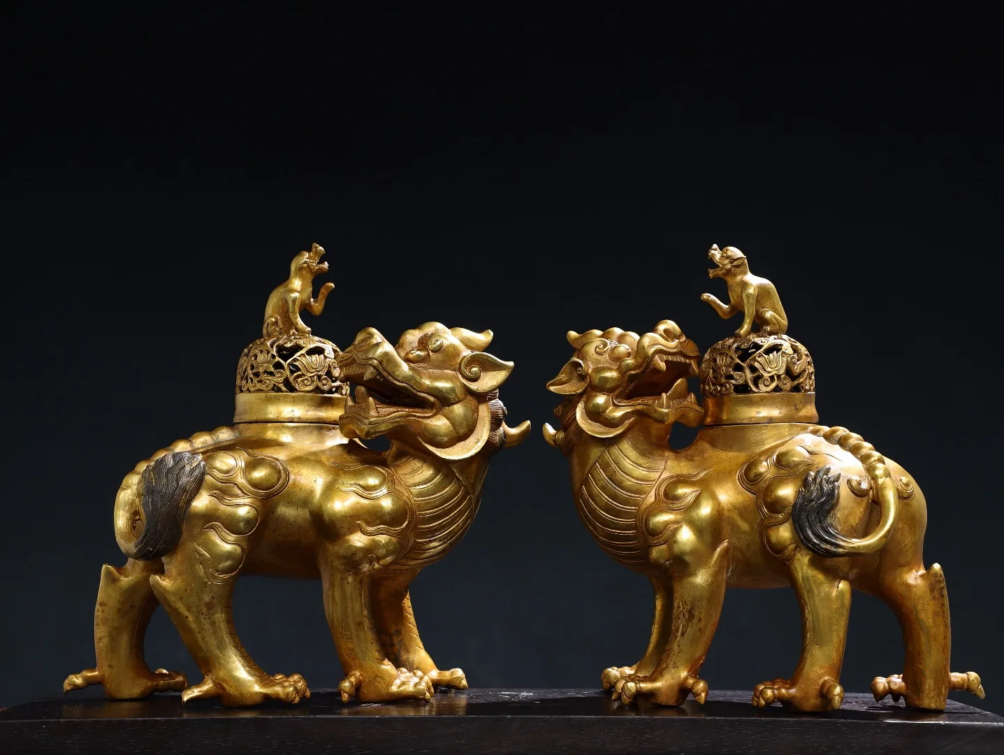 12"Tibetan Temple Collection Old Bronze Gilded Brave Troops Mother Child Beast Statue Incense Burner Amass wealth Ornaments
12"Tibetan Temple Collection Old Bronze Gilded Brave Troops Mother Child Beast Statue Incense Burner Amass wealth Ornaments