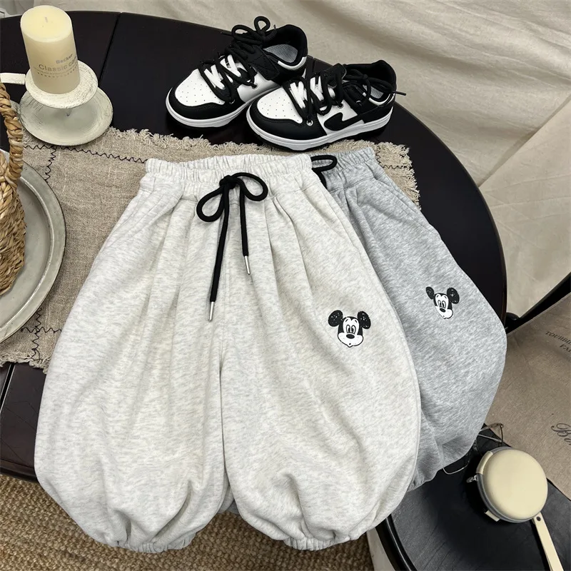 Детские повседневные спортивные брюки 2026: Новинка весны, с мультяшным принтом Микки, на шнурке, в корейском стиле, модные, свободные, универсальные штаны
Детские повседневные спортивные брюки 2026: Новинка весны, с мультяшным принтом Микки, на шнурке, в корейском стиле, модные, свободные, универсальные штаны
