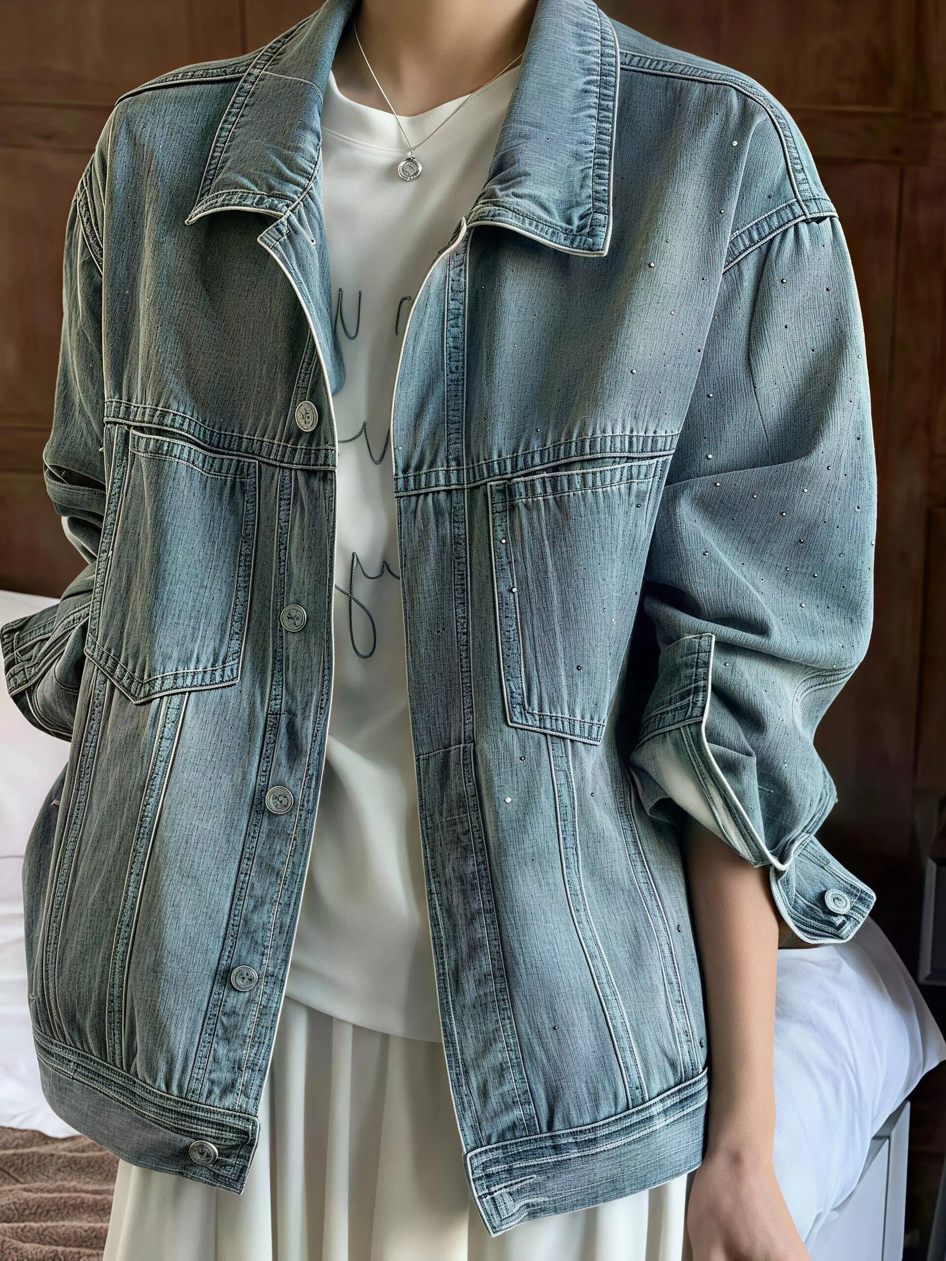 Retro Hong Kong Style Blue Denim Jacket Women's Spring Autumn New Korean Loose Casual Long Sleeve Heavy Embellished Jacket Top
Retro Hong Kong Style Blue Denim Jacket Women's Spring Autumn New Korean Loose Casual Long Sleeve Heavy Embellished Jacket Top