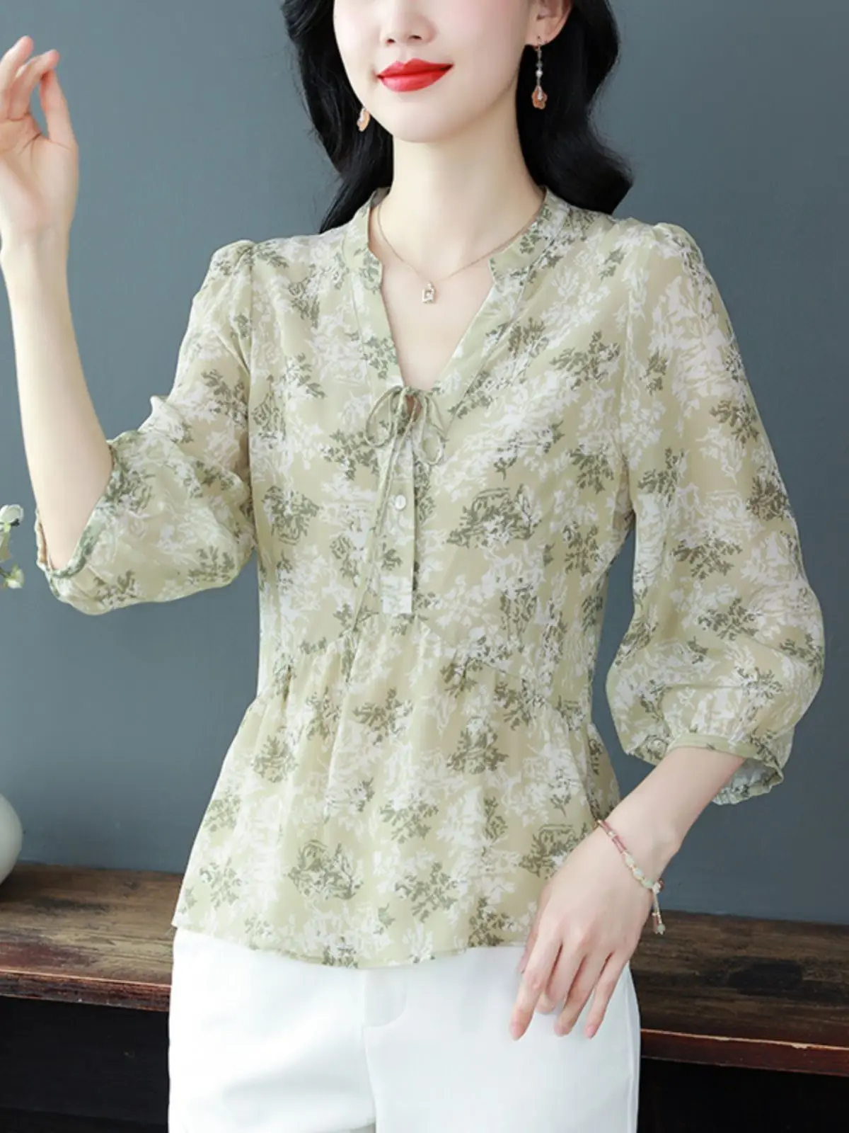 Elegant Chic Chiffon Shirt Ladylike Early Spring Summer Trend Deep V Sleeveless Top Korean Style Loose Fit V-neck Regular Length
Elegant Chic Chiffon Shirt Ladylike Early Spring Summer Trend Deep V Sleeveless Top Korean Style Loose Fit V-neck Regular Length