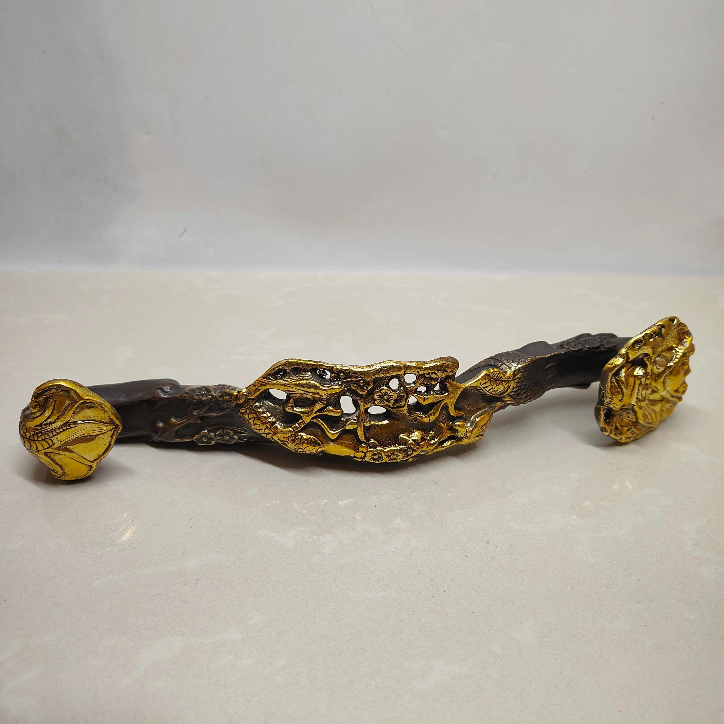 Vintage Gilt Brass Dragon Head Ruyi Statue Exquisite Craftsmanship Antique Style Chinese Feng Shui Lucky Home Decor Gift
Vintage Gilt Brass Dragon Head Ruyi Statue Exquisite Craftsmanship Antique Style Chinese Feng Shui Lucky Home Decor Gift