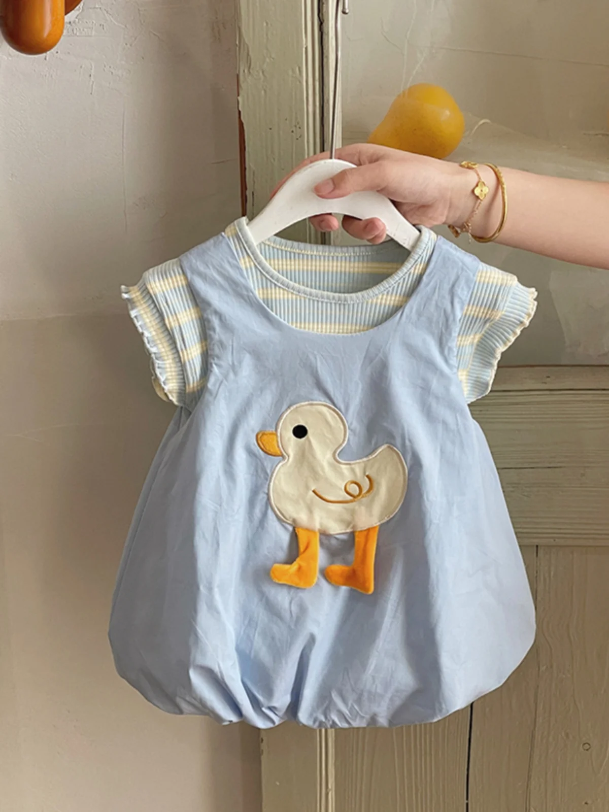 Летний комплект для девочек: корейский полосатый жилет и шорты, милый мультяшный двухкомпонентный костюм, модный наряд для малышей, шелковый топ и другие материалы
Летний комплект для девочек: корейский полосатый жилет и шорты, милый мультяшный двухкомпонентный костюм, модный наряд для малышей, шелковый топ и другие материалы