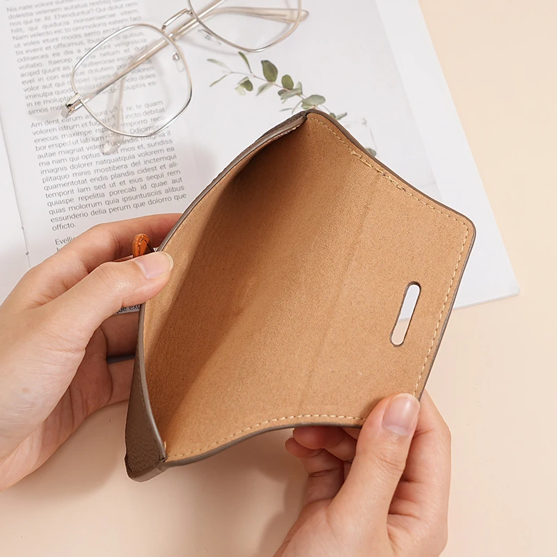 1PC Leather Eyewear Protector Reading Glasses & Sunglasses Case Portable Travel Bag for Women And Men Fashionable Reading Glasse
1PC Leather Eyewear Protector Reading Glasses & Sunglasses Case Portable Travel Bag for Women And Men Fashionable Reading Glasse