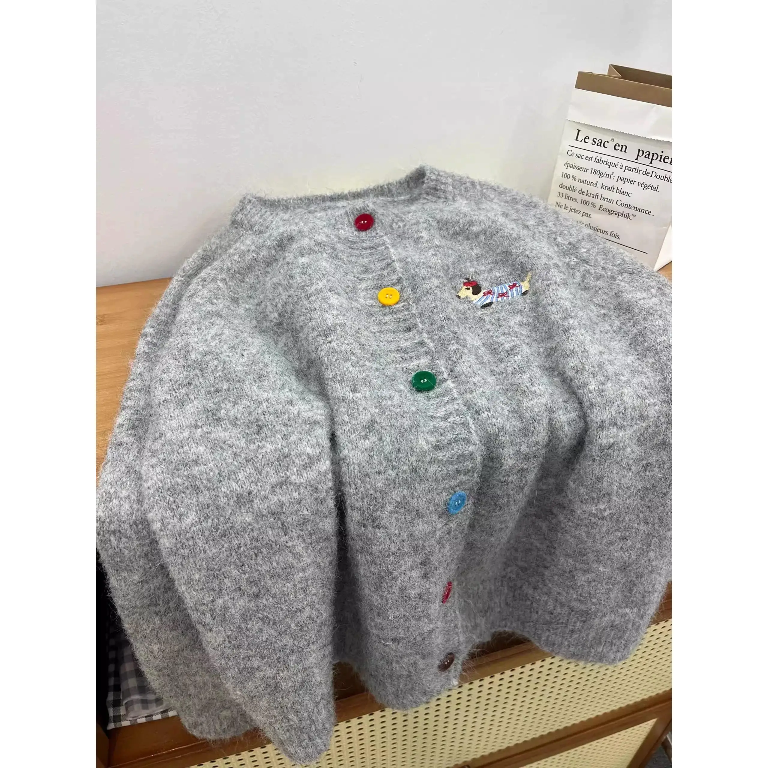 Весенний кардиган-свитер с пуговицами конфетных цветов, женский, с вышивкой собаки, мягкий, уютный, универсальный, в американском ретро-стиле
Весенний кардиган-свитер с пуговицами конфетных цветов, женский, с вышивкой собаки, мягкий, уютный, универсальный, в американском ретро-стиле