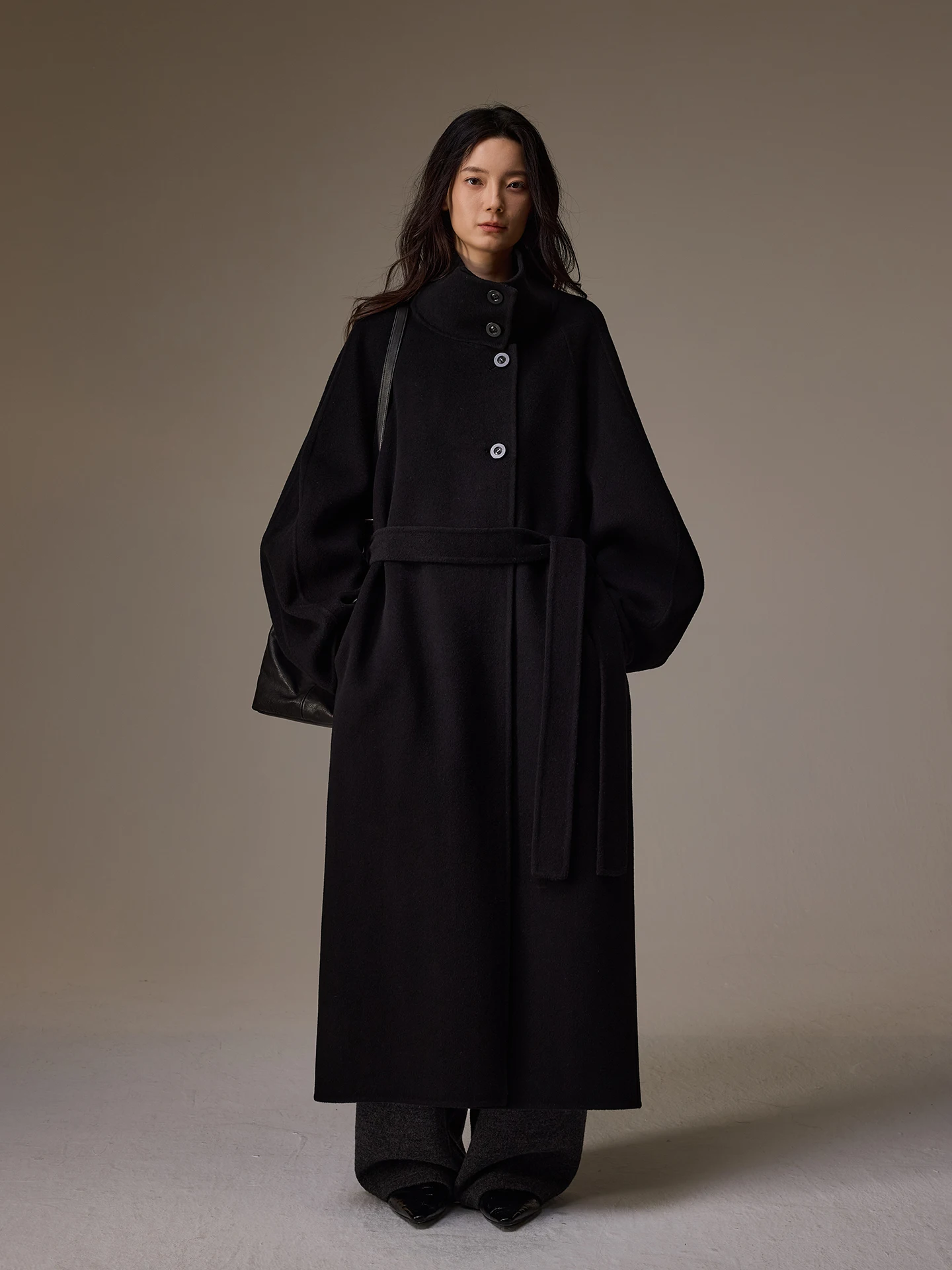 Двусторонний шелковый пальто-камео оверсайз с воротником-стойкой INOUT Q2025, новинка осенне-зимней коллекции, женская мода
Двусторонний шелковый пальто-камео оверсайз с воротником-стойкой INOUT Q2025, новинка осенне-зимней коллекции, женская мода