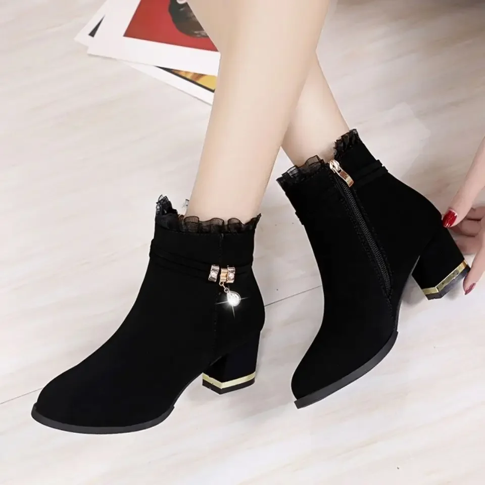 Plain Ankle Boots for Women Lace Splicing Suede Woman Short Shoes On Promotion Sale Goth Fashion 2025 Booties High Quality Offer
Plain Ankle Boots for Women Lace Splicing Suede Woman Short Shoes On Promotion Sale Goth Fashion 2025 Booties High Quality Offer