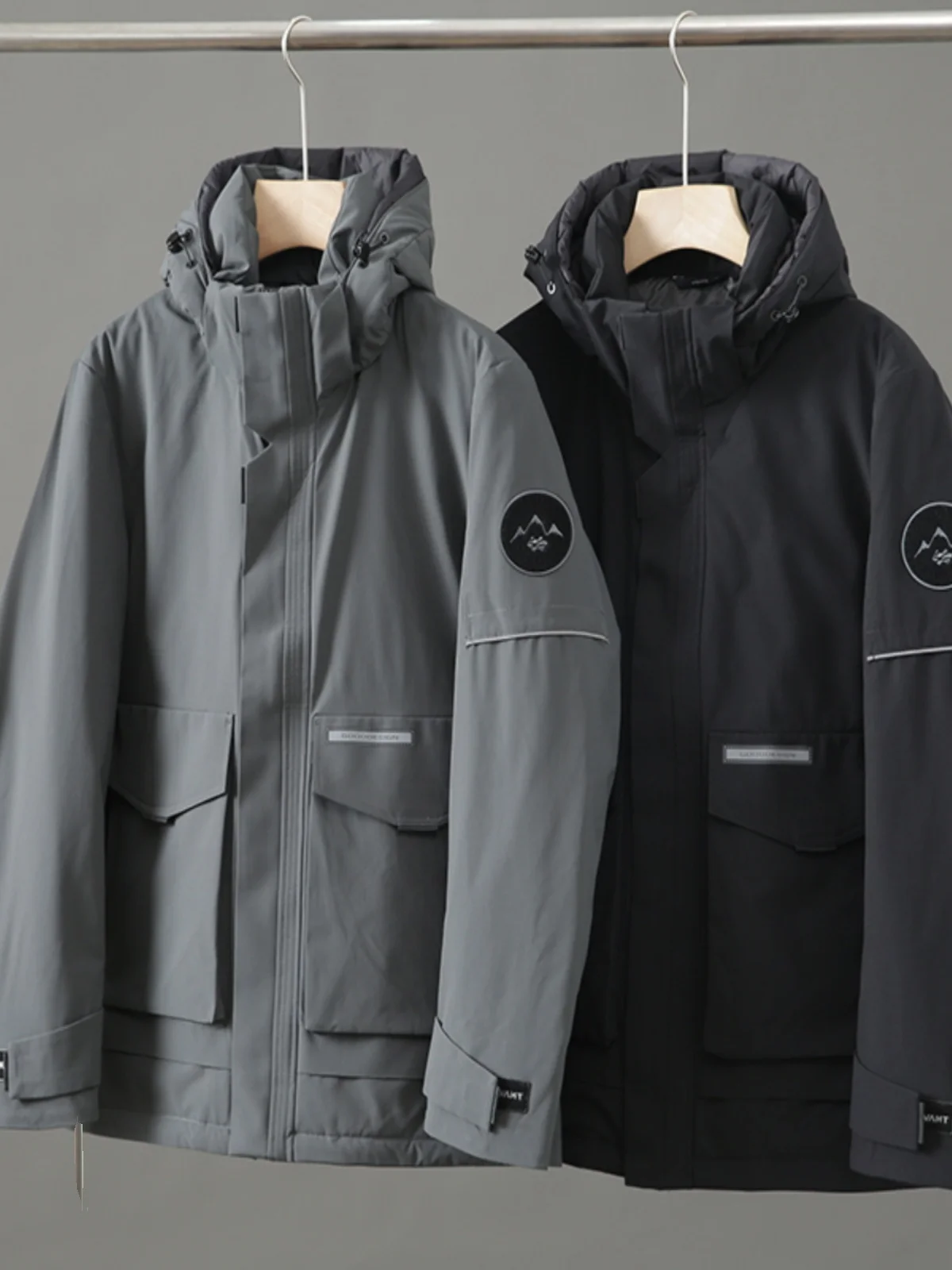 High-End Outdoor Men's down Jacket Hooded Goose down Winter Warmth Fashionable Urban Style Thickened Zipper Closure Color
High-End Outdoor Men's down Jacket Hooded Goose down Winter Warmth Fashionable Urban Style Thickened Zipper Closure Color