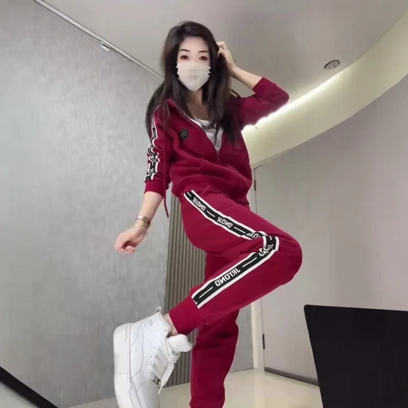Autumn and winter new cardigan hoodie women's thick casual coat jogger pants loose and plush sportswear two-piece set
Autumn and winter new cardigan hoodie women's thick casual coat jogger pants loose and plush sportswear two-piece set