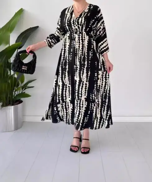 Summer New Fashionable Geometric Print V-Neck Casual Dress for Women, Elegant Slim Fit A-Line Slit Short Sleeved Dress
Summer New Fashionable Geometric Print V-Neck Casual Dress for Women, Elegant Slim Fit A-Line Slit Short Sleeved Dress