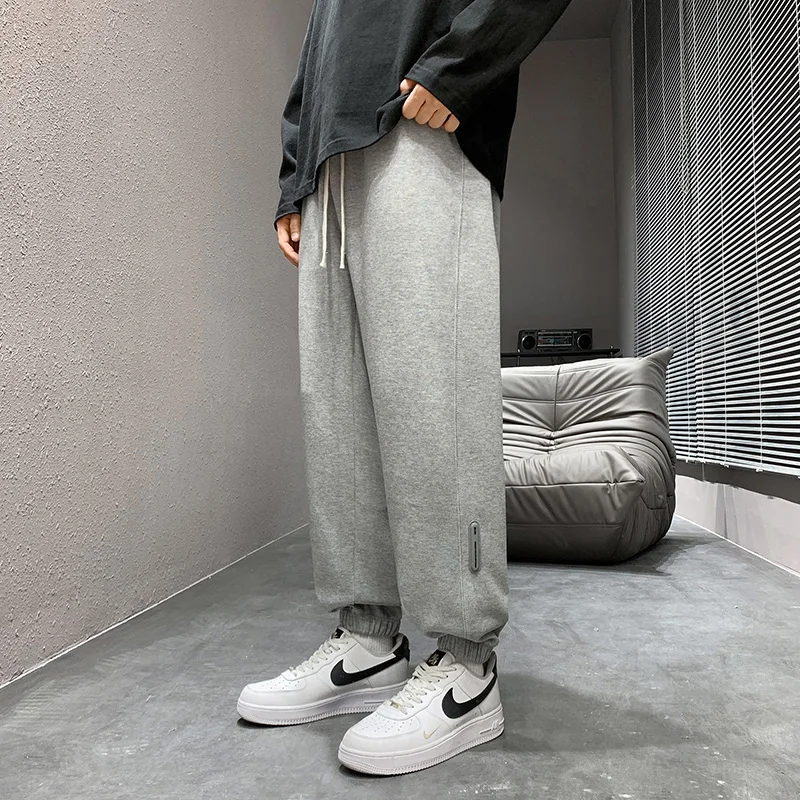American heavyweight sweatpants men's autumn leggings loose casual versatile sports pants fashion brand high-end Harlan trousers
American heavyweight sweatpants men's autumn leggings loose casual versatile sports pants fashion brand high-end Harlan trousers