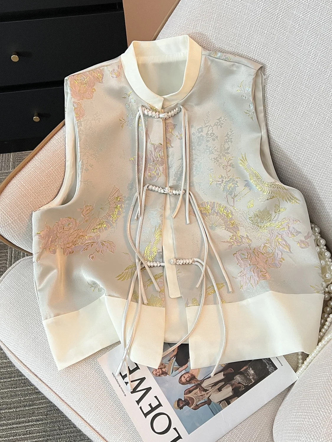 Женский модный жилет свободного кроя в традиционном китайском стиле с пуговицами, весна-осень, для повседневной носки, цельный, для похудения
Женский модный жилет свободного кроя в традиционном китайском стиле с пуговицами, весна-осень, для повседневной носки, цельный, для похудения