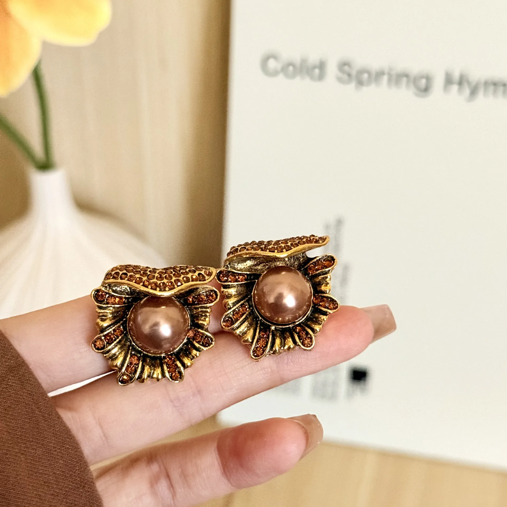 Pearl Stud Earrings with Clip On Vintage Retro Premium Maillard Brown Tone Hypoallergenic Lightweight Daily for Women
Pearl Stud Earrings with Clip On Vintage Retro Premium Maillard Brown Tone Hypoallergenic Lightweight Daily for Women