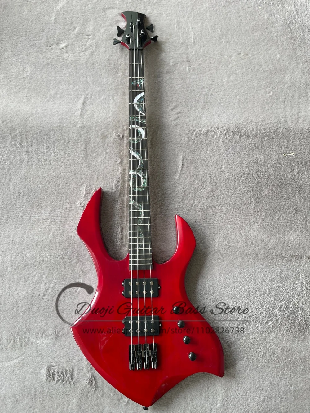 4-струнная красная бас-гитара Trans Red Bass, гриф из клена, цельнолитой корпус, накладка на грифе из палисандра с цветной инкрустацией в виде змеи, черный бридж.
4-струнная красная бас-гитара Trans Red Bass, гриф из клена, цельнолитой корпус, накладка на грифе из палисандра с цветной инкрустацией в виде змеи, черный бридж.