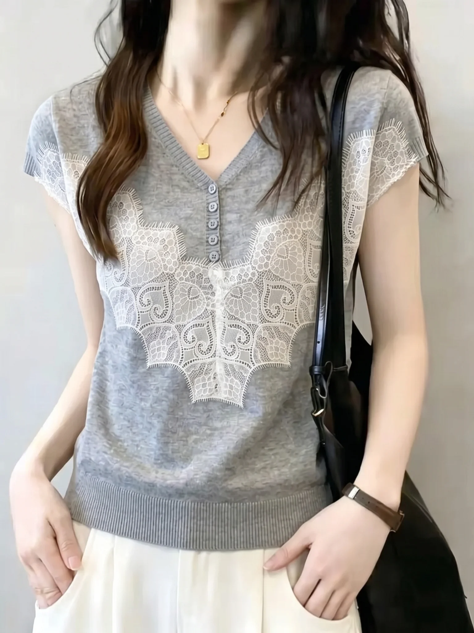 Lace Splice V-Neck Short Sleeve Knitted Shirt Half Open Commute Versatile Soft Top Summer 2026 Korean Style Straight Cut Silk
Lace Splice V-Neck Short Sleeve Knitted Shirt Half Open Commute Versatile Soft Top Summer 2026 Korean Style Straight Cut Silk