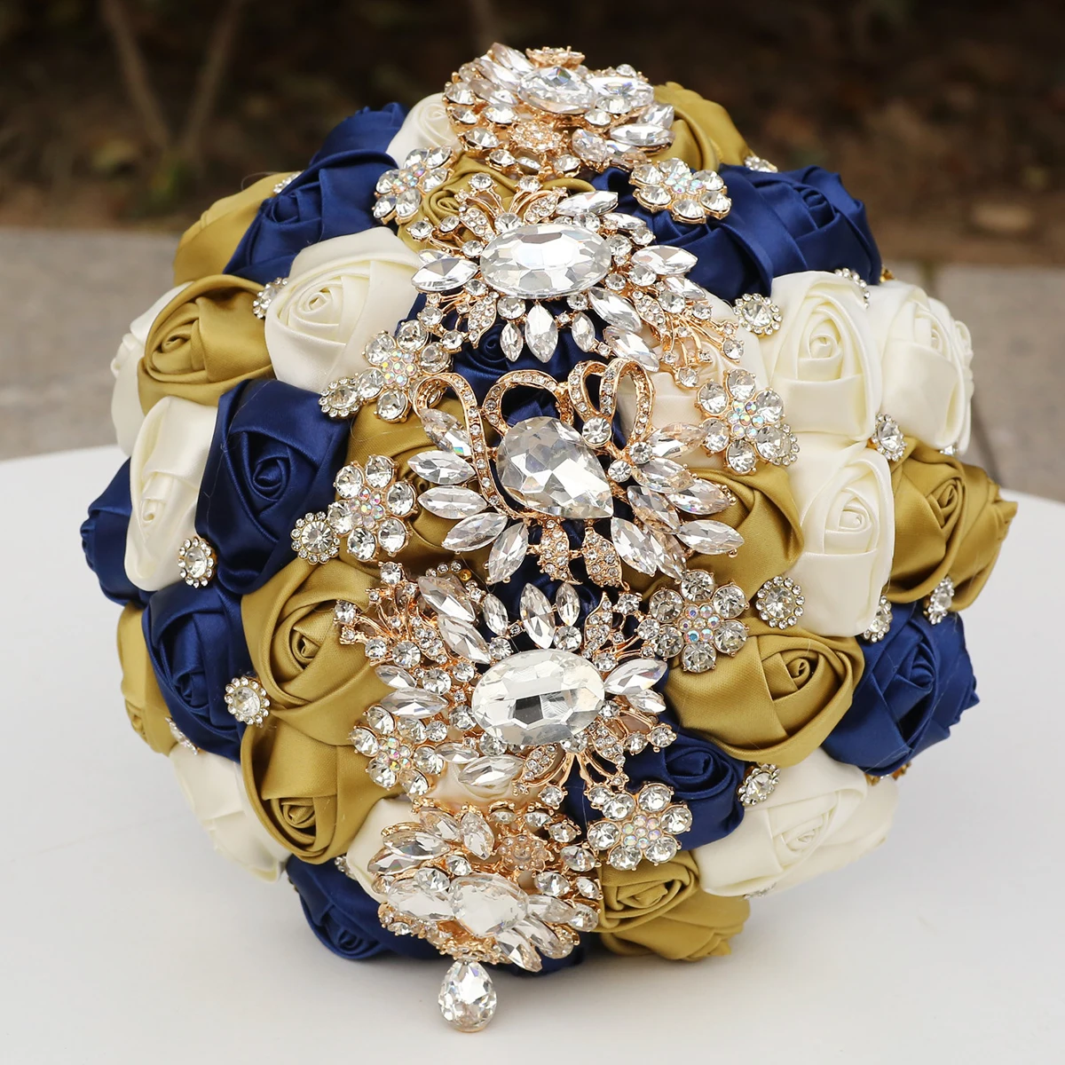 Hot selling New Wedding bouquets Brides and Bridesmaids Gold rhinestones pearl bouquet Wedding party decoration wholesale W1225
Hot selling New Wedding bouquets Brides and Bridesmaids Gold rhinestones pearl bouquet Wedding party decoration wholesale W1225