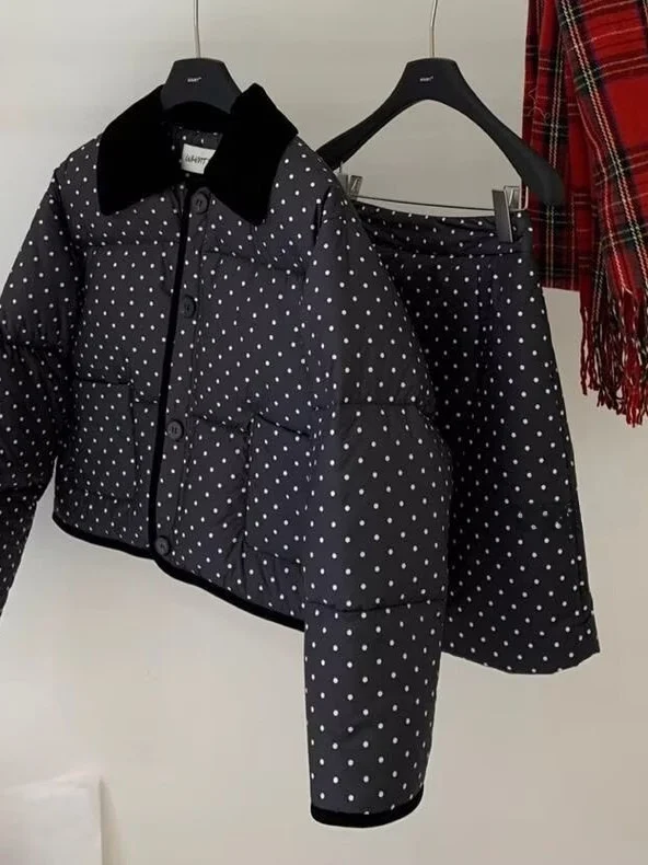 Winter Korean Sle Polka Dot Cotton Jaet ort Skirt Two Piece Set Women's Faion Ensemble Button Closure Long Sve
Winter Korean Sle Polka Dot Cotton Jaet ort Skirt Two Piece Set Women's Faion Ensemble Button Closure Long Sve