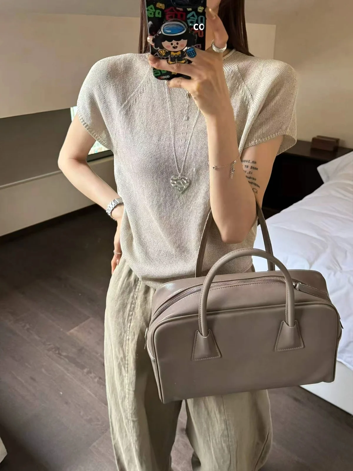 SOHEE Spring New Style Korean Simple round Neck Short Sleeve Knitted Sweater Women Comfortable Slimming Versatile Top Thin
SOHEE Spring New Style Korean Simple round Neck Short Sleeve Knitted Sweater Women Comfortable Slimming Versatile Top Thin
