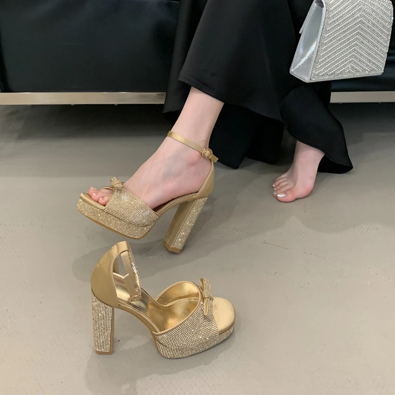 12 cm Chunky Heels Sandals Designer Luxury Shoes Gold Rhinestone Bow Platform Sandals Woman Party Shoes Silver Heels
12 cm Chunky Heels Sandals Designer Luxury Shoes Gold Rhinestone Bow Platform Sandals Woman Party Shoes Silver Heels