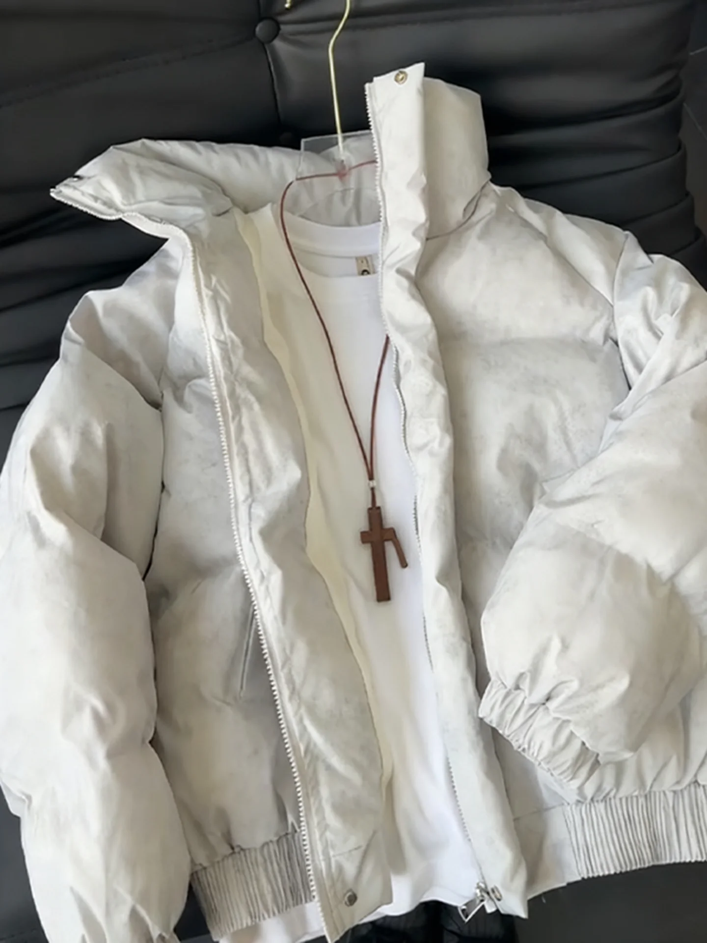 Мужское зимнее хлопковое пальто с воротником-стойкой в американском стиле, окрашенное в американском стиле, хлопковое пальто с воротником-стойкой
Мужское зимнее хлопковое пальто с воротником-стойкой в американском стиле, окрашенное в американском стиле, хлопковое пальто с воротником-стойкой