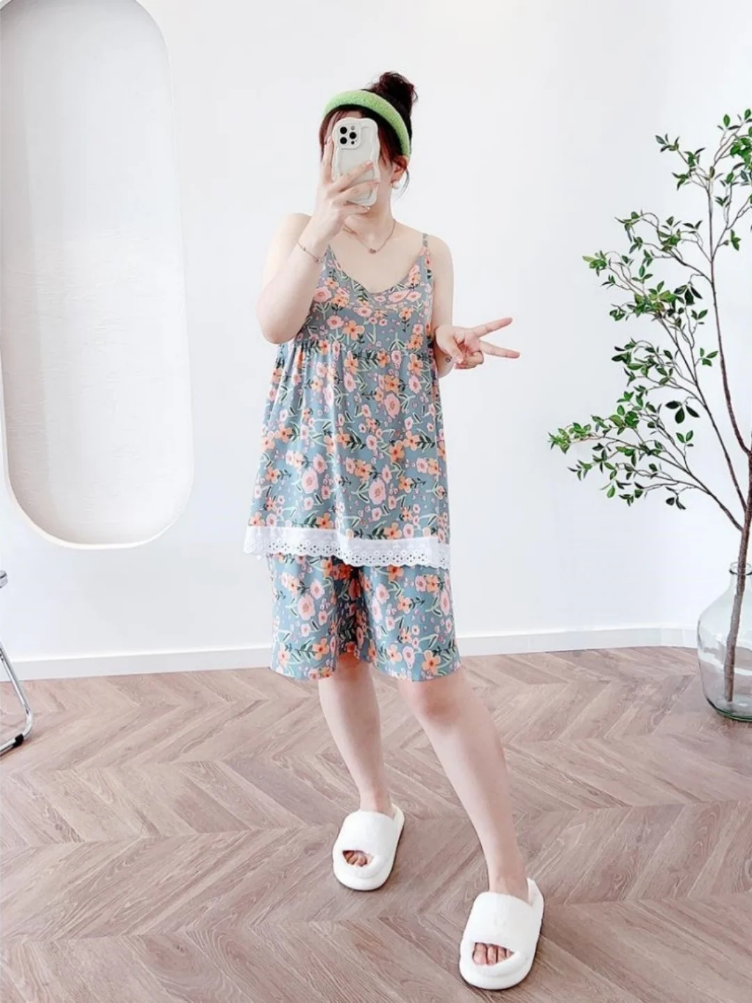 Sweet Floral V-Neck Halter Top plus Size Casual Shorts Summer plus Size Women's Outfit 300 Pounds Sleepwear Set Women
Sweet Floral V-Neck Halter Top plus Size Casual Shorts Summer plus Size Women's Outfit 300 Pounds Sleepwear Set Women
