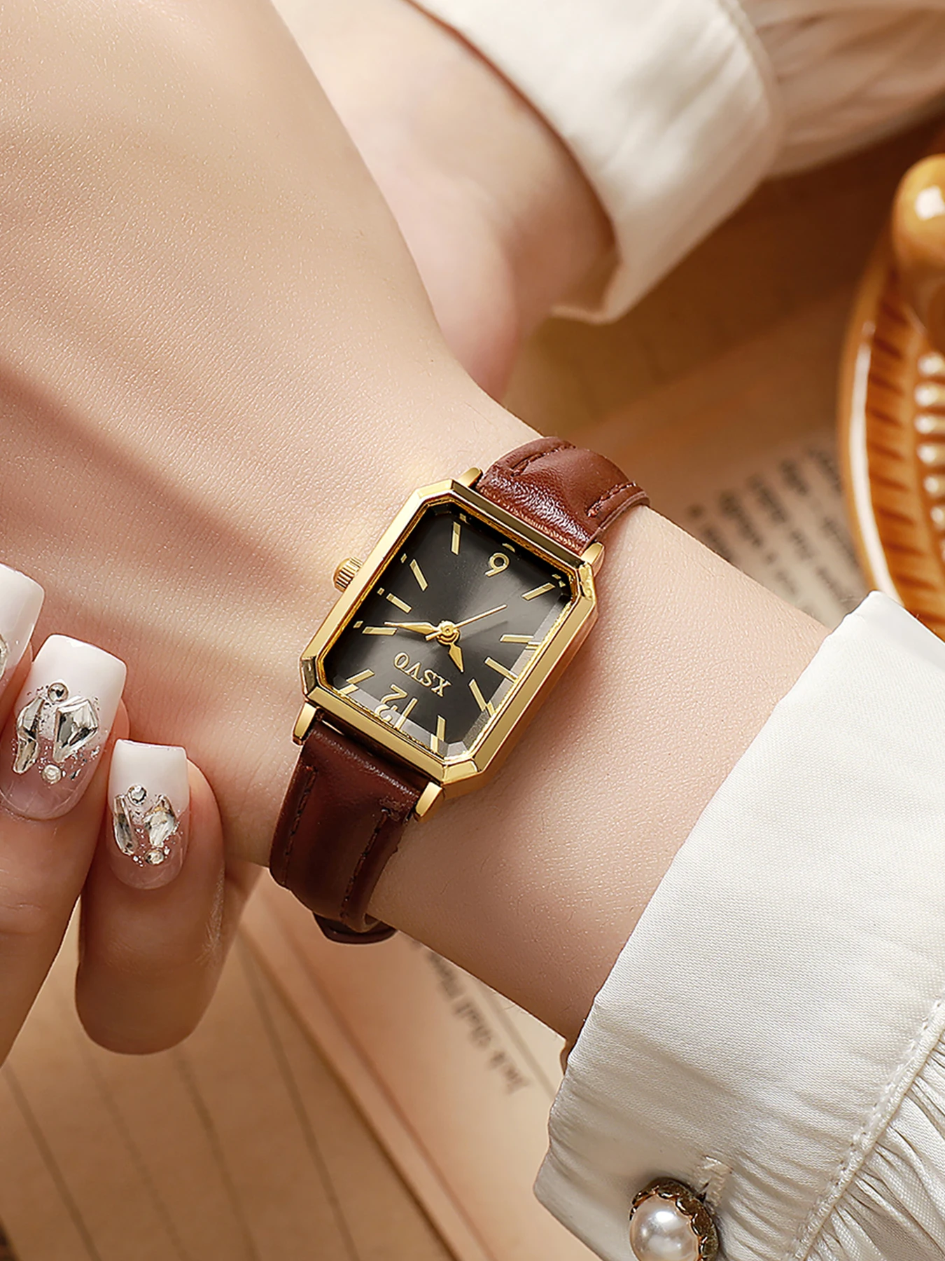 Винтажные квадратные кварцевые часы для женщин, несколько вариантов цвета, кожаный ремешок, роскошные наручные часы, идеальный подарок
Винтажные квадратные кварцевые часы для женщин, несколько вариантов цвета, кожаный ремешок, роскошные наручные часы, идеальный подарок