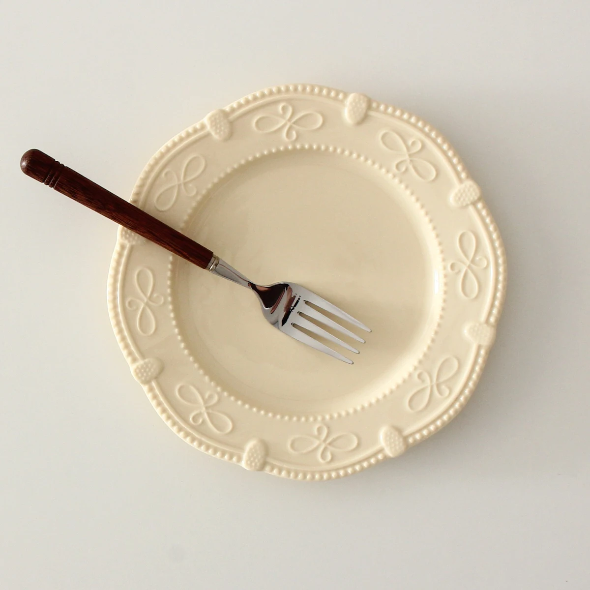 Изысканная рельефная керамическая тарелка для дома 7,5 ~ 8 дюймов подглазурованного цвета, французские десертные тарелки, красивая посуда для кухни
Изысканная рельефная керамическая тарелка для дома 7,5 ~ 8 дюймов подглазурованного цвета, французские десертные тарелки, красивая посуда для кухни