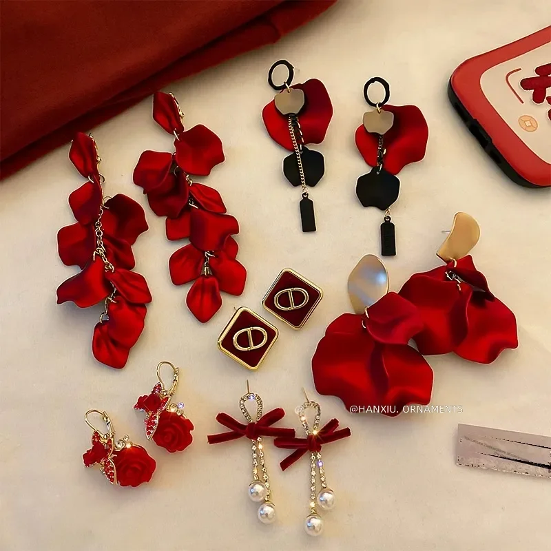2026 New Year Retro Red Rose Petal Earrings Chinese Style Festive Spring Festival Fashion Temperament Internet Celebrity
2026 New Year Retro Red Rose Petal Earrings Chinese Style Festive Spring Festival Fashion Temperament Internet Celebrity