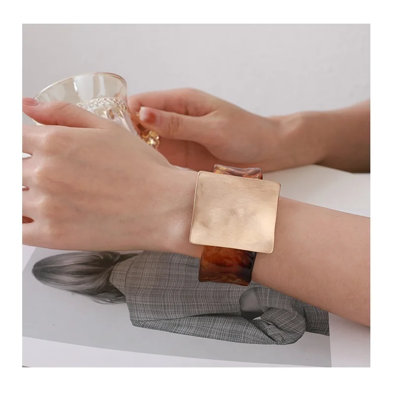 Hot Sale Original Geometric Brushed Square Metal Premium Simple Ladies Atmospheric Bracelet
Hot Sale Original Geometric Brushed Square Metal Premium Simple Ladies Atmospheric Bracelet