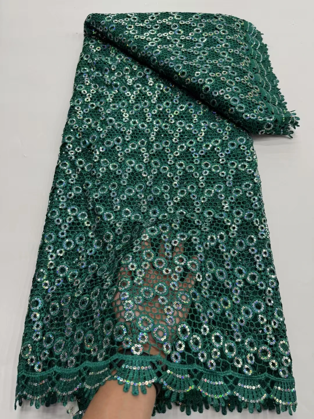 New Guipure Cord Lace Fabric 2025 Nigerian Embroidered Lace Bridal Material with Water-Soluble Sequins For Wedding Party Dresses
New Guipure Cord Lace Fabric 2025 Nigerian Embroidered Lace Bridal Material with Water-Soluble Sequins For Wedding Party Dresses